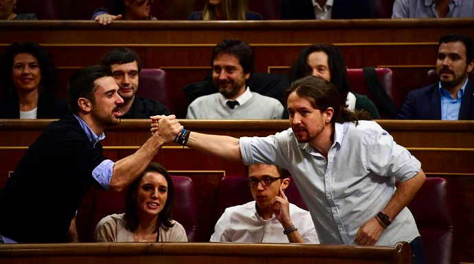 Ramón Espinar y Pablo Iglesias, tras ellos Errejón, en una imagen en el Congreso.