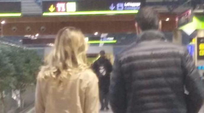 Pedro Sánchez este jueves en el aeropuerto junto a su mujer.