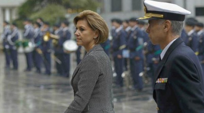 La ministra de Defensa, María Dolores de Cospedal, junto al JEMAD