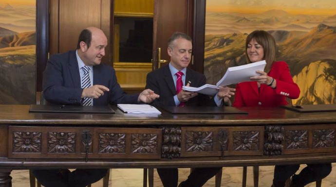 Ortuzar, Urkullu y Mendia durante la firma del pacto vasco.