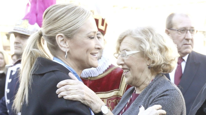 Cristina Cifuentes abraza a la alcaldesa, Manuela Carmena