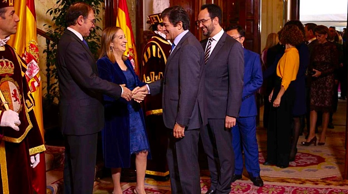 Javier Fernández saluda a la presidenta del Congreso y del Senado este día de la Constitución.