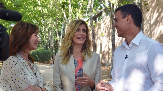Ana Rosa Quintana en una entrevista con Pedro Sánchez y su esposa.
