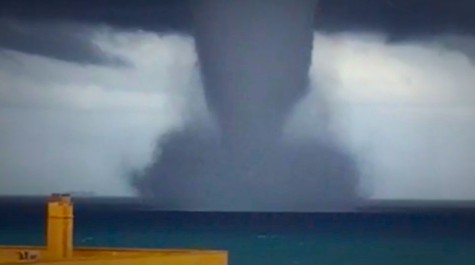Un frame del vídeo del impresionante tornado en Alicante.