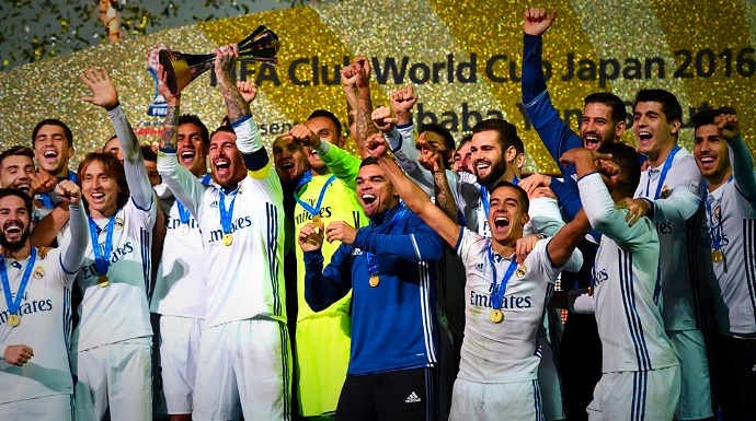 Los jugadores del Real Madrid celebran su trabajado triunfo en Japón.