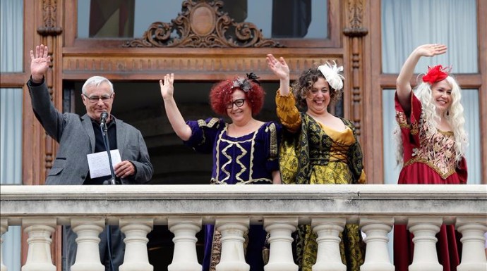 El alcalde Ribó con las tres Magas en el balcón del Ayuntamiento de Valencia. 
