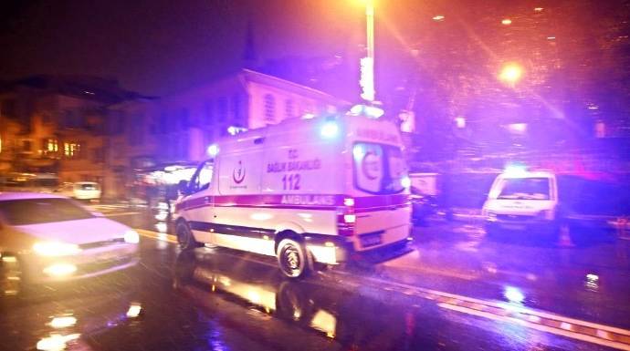 Una ambulancia se dirige a la famosa discoteca atacada.