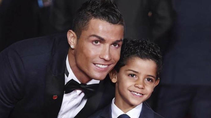 Cristiano junto su hijo, en una gala al recoger un premio.