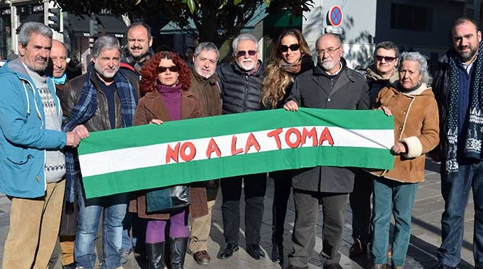 Miembros de la Plataforma Granada Abierta que abandera la lucha contra una tradición histórica.
