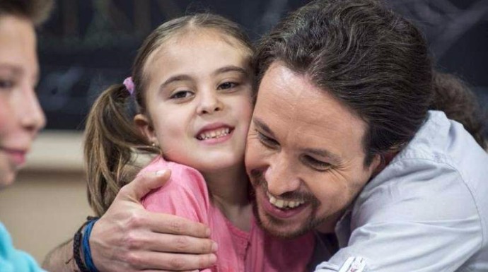 Pablo Iglesias abraza a una niña en un programa de Telecinco.