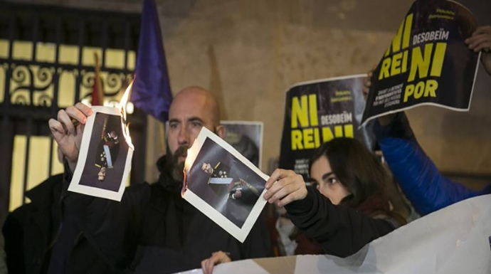El magistrado español Luis López Guerra, nombrado por el PSOE para la Corte de Estrasburgo, avala la quema de fotos del Rey.
