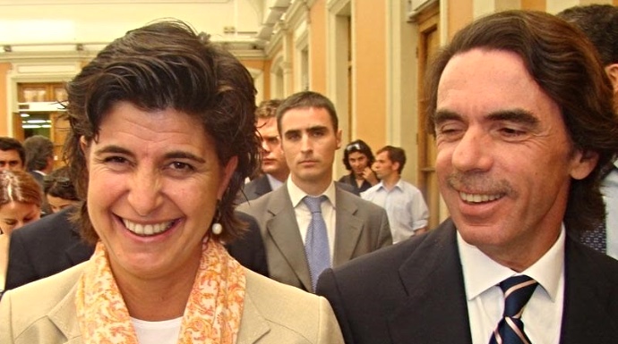 María San Gil y José María Aznar, durante un acto.