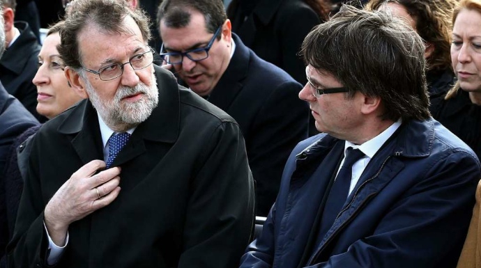 El presidente del Gobierno, Mariano Rajoy, conversa con el de la Generalitat, Carles Puigdemont.