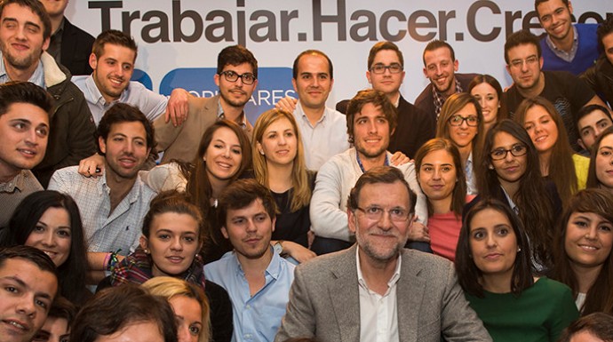Rajoy junto a Beatriz Jurado y otros miembros de NNGG.