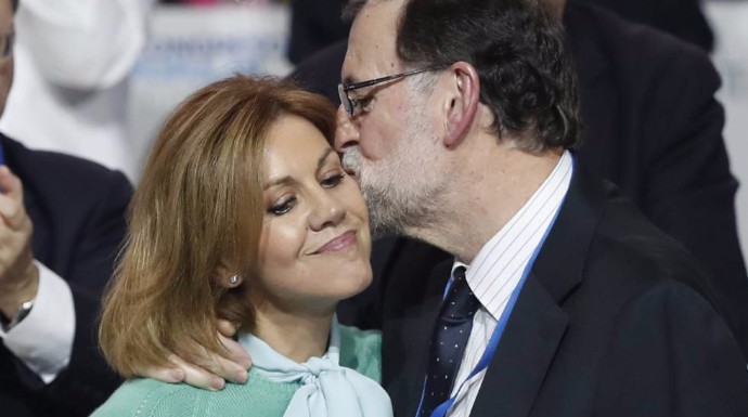 Rajoy besa a Cospedal al término de su discurso.