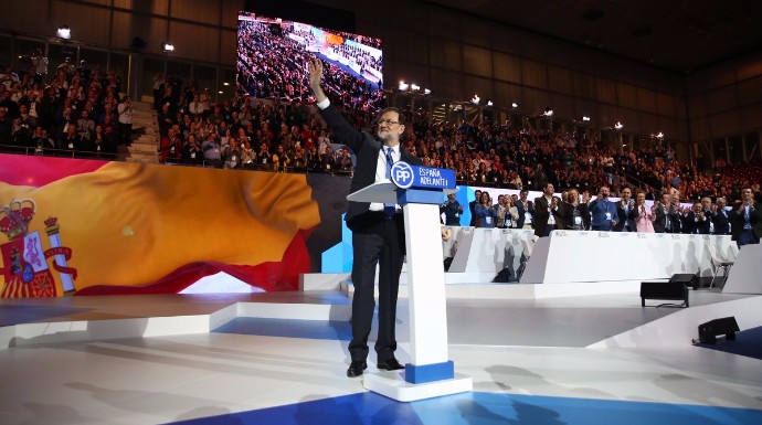 Rajoy saluda a los compromisarios durante la clausura del 18 Congreso nacional.