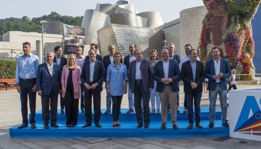 Cospedal, junto a los líderes territoriales del PP, en un acto en Bilbao.