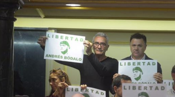 El diputado de Podemos, Diego Cañamero, homenajeando en el Congreso a un agresor reincidente.
