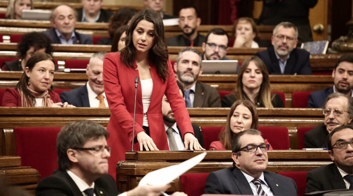 Inés Arrimadas, este miércoles, en la sesión de control al Gobierno. En primer término, Puigdemont.