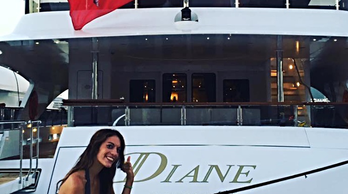 La joven Diana Quer, posa -un mes antes de su desaparición- junto a un barco.