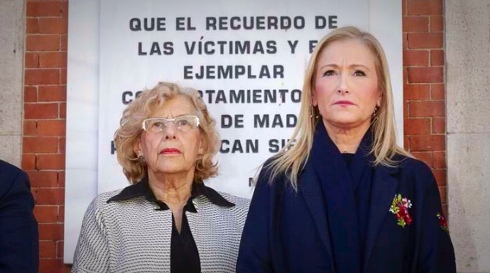 Manuela Carmena y Cristina Cifuentes, este sábado en el recuerdo a las víctimas.