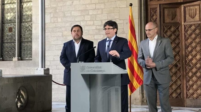 Puigdemont, este lunes valorando la condena a Artur Mas. Le flanquean Junqueras y Romeva.