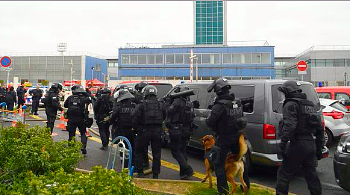 La Policía ha iniciando el plan antiterrorista. FOTO: Le Monde.