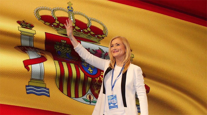 Cifuentes con una enorme bandera de España a sus espaldas.