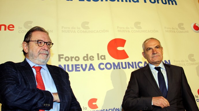 El presidente de "El País, Juan Luis Cebrián, y su director, Antonio Caño.
