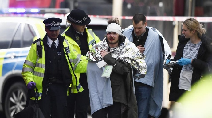 La Policía atiende a varios de los heridos del atentado de este miércoles en Londres.