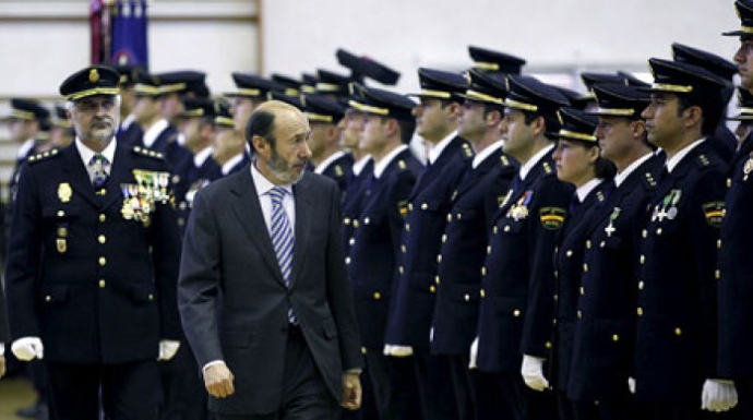 Rubalcaba, rodeado de policías durante su etapa como ministro del Interior.