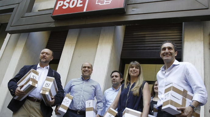Dirigentes del PSOE, en 2014, llevando avales a favor de Pedro Sánchez.