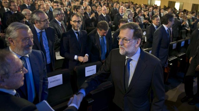 Rajoy saluda a los empresarios invitados al acto.