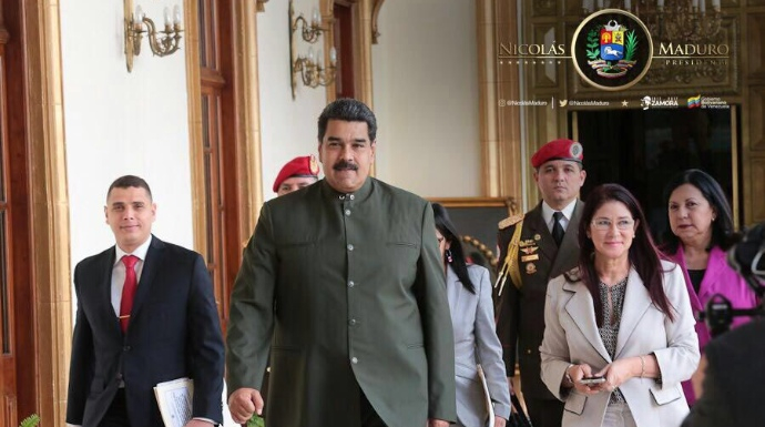 Nicolás Maduro rodeado de sus colaboradores.