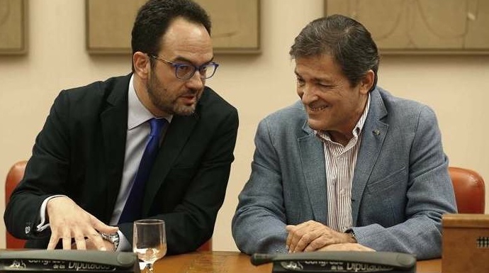 Javier Fernández junto a Antonio Hernando, en una reunión con los diputados del PSOE.
