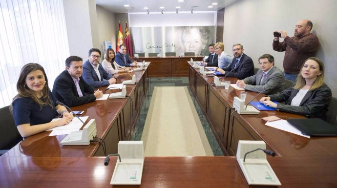 Imagen de la primera reunión entre los equipos del PP y Ciudadanos.