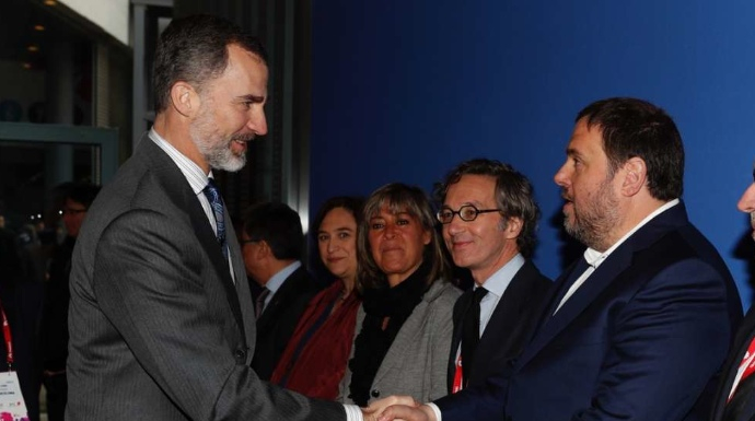 El Rey saluda al líder de ERC, Oriol Junqueras.