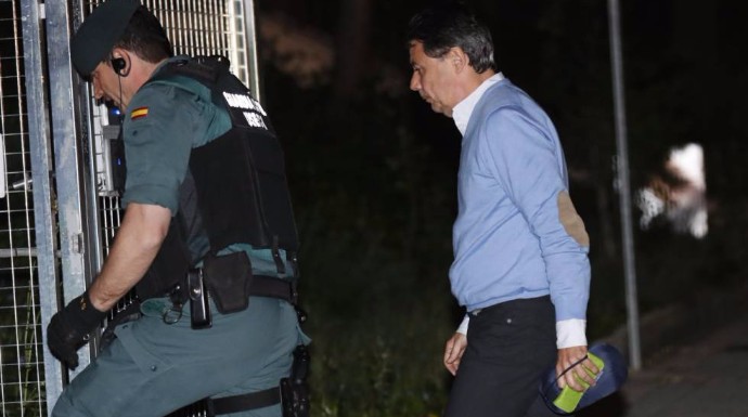 El expresidente madrileño, Ignacio González, custodiado por un agente de la Guardia Civil.