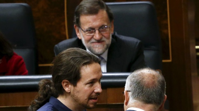 Rajoy observa desde su escaño al líder de Podemos, Pablo Iglesias.