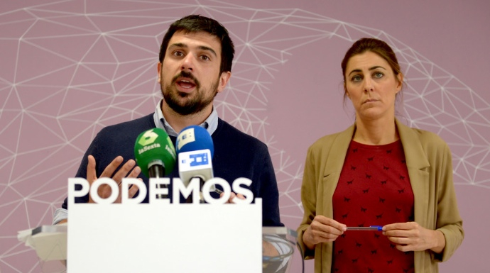 El secretario general de Podemos Madrid, Ramón Espinar, y la portavoz en la Asamblea, Lorena Ruiz-Huerta.