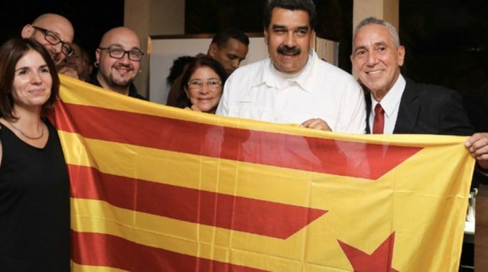 Maduro, con una delegacion de independentistas, posa con la estelada.