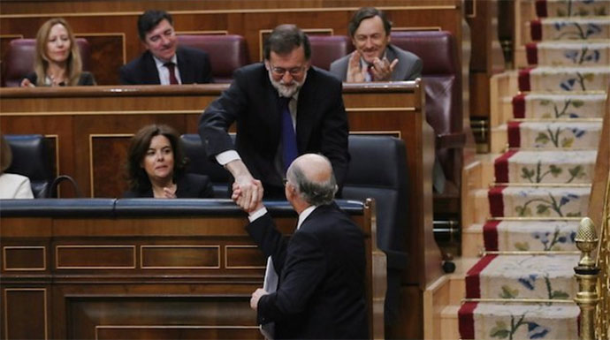 Rajoy felicita a Montoro en el hemiciclo.