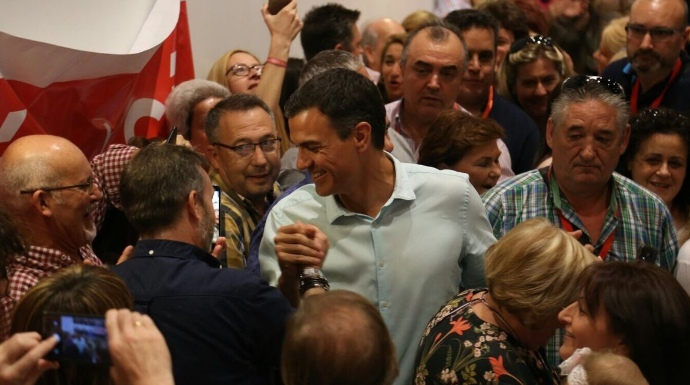 Pedro Sánchez, en un acto de las primarias del PSOE rodeado de militantes.