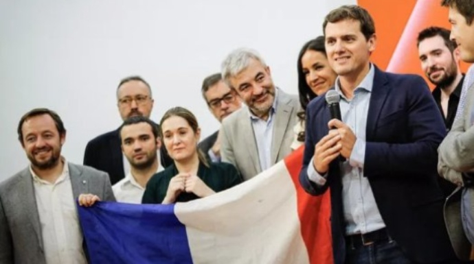 Albert Rivera y varios miembros de su ejecutiva celebrando la victoria en Francia de Macron.