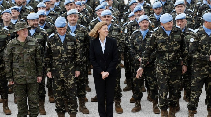 Cospedal, durante su visita este año al contingente militar español en Líbano.