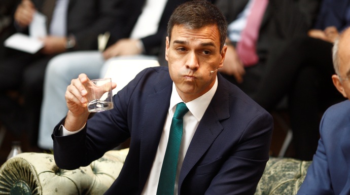 Pedro Sánchez, brindando con agua por su éxito seguro (EP)