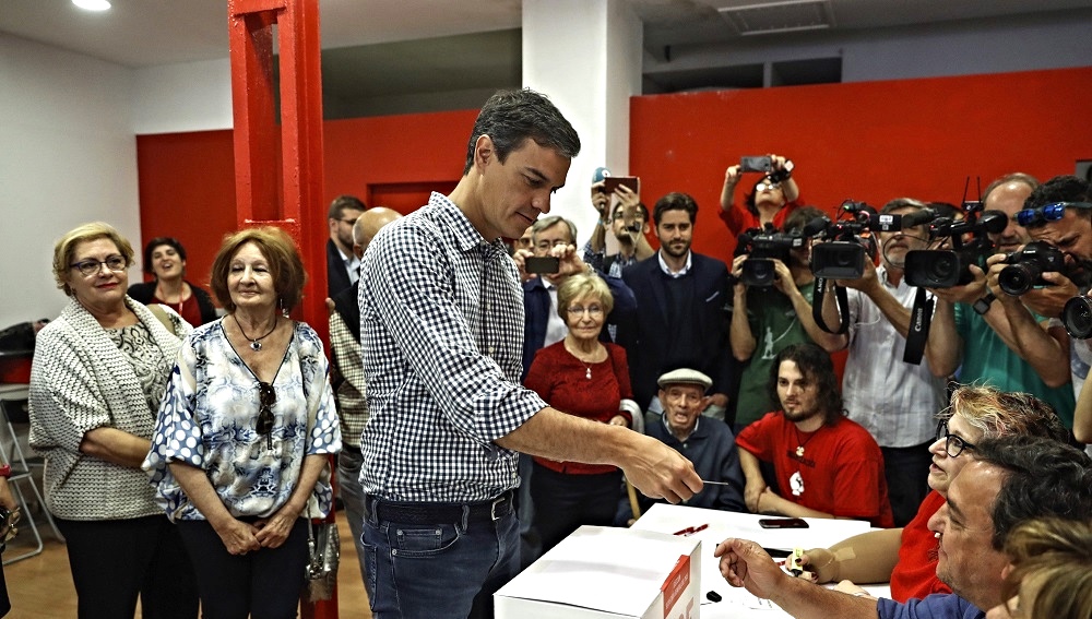 Pedro Sánchez, votando en las primarias socialistas este domingo.