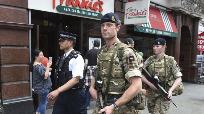 Soldados patrullan junto a policías las calles del Reino Unido.