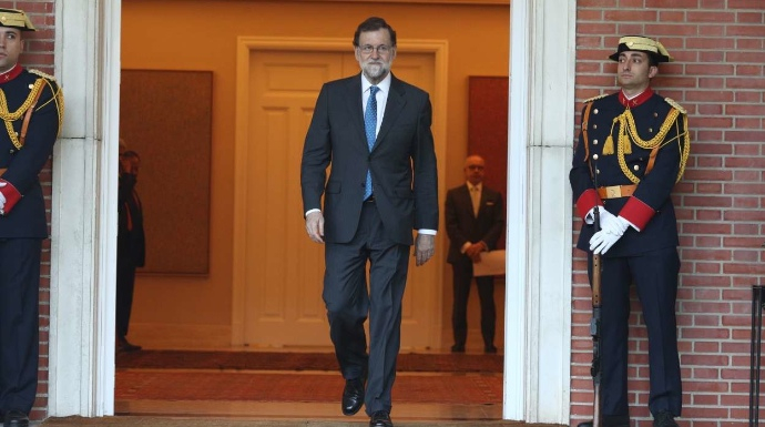 Rajoy, este miércoles en La Moncloa, saliendo a recibir al primer ministro de India.