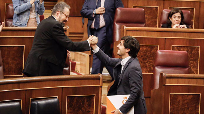 Toni Roldán recibiendo la felicitación de Juan Carlos Girauta.
